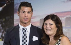Hình ảnh Ronaldo đón mẹ được xuất viện sau khi đột quỵ