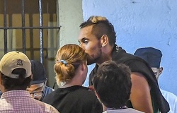 Sự nghiệp Nick Kyrgios tuy đen, song đường tình "siêu quậy" quá đỏ!