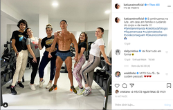 Ronaldo khoe cơ bắp cùng người thân khi cách ly trong biệt thự