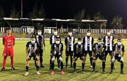 Tin bóng đá mùa COVID-19 25/3: Cầu thủ ở Trung Mỹ thi đấu với khẩu trang và găng tay