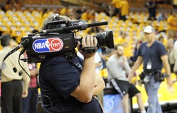 Một quay phim NBA rơi vào trạng thái vô cùng nguy kịch vì COVID-19
