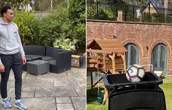 Ngôi sao Liverpool và MU thử tài sút bóng siêu đẳng khi cách ly