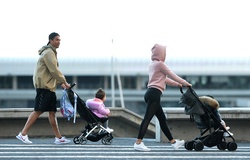 Hình ảnh Ronaldo cùng gia đình đi dạo ở quê nhà gây tranh cãi