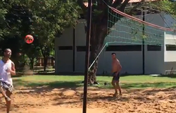 Ronaldinho lại chứng tỏ tài năng chơi bóng trong nhà tù