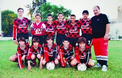 Tròn 26 năm Messi ký hợp đồng chơi bóng đầu tiên ở quê nhà