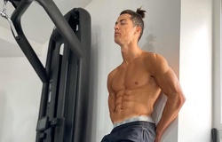 Ronaldo lại khoe cơ bắp sau khi bị chỉ trích trong quá trình cách ly