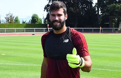 Thủ môn Liverpool Alisson ăn mừng như Ronaldo khi trổ tài ném bóng