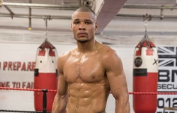 Chris Eubank Jr ném đá không thương tiếc "thầy dạy đánh vợ" Saunders