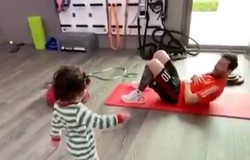 Messi hướng dẫn con trai út tập thể dục khiến cư dân mạng “thả tim”
