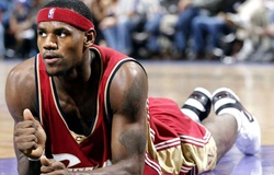 Chiếc áo tân binh của LeBron James được bán với giá kỷ lục