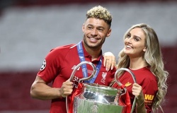 Vẻ đẹp tựa thiên thần của nữ ca sỹ khiến Ox-Chamberlain say như điếu đổ