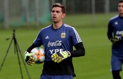 Thủ môn Arsenal quay video lưu giữ kỷ niệm cản phá Messi đá phạt