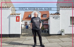 Quá yêu Liverpool, fan ngũ tuần cải tạo nhà thành sân Anfield