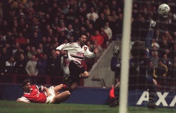 Tròn 21 năm Giggs “hạ sát” Arsenal bằng pha solo kinh điển