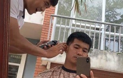 Hà Đức Chinh trổ tài hớt tóc cho đồng đội