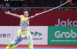 “Hot-girl” wushu Dương Thúy Vi trổ tài tung cước qua đầu hạ gục… chai nước