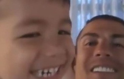 Ronaldo dạy con trai phát âm cách ăn mừng nổi tiếng của mình