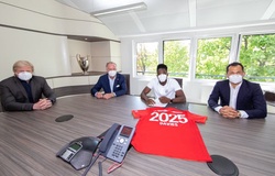 Bayern Munich gây chú ý với buổi lễ gia hạn hợp đồng chuẩn “phong cách” thời COVID-19