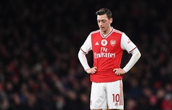 Mesut Ozil là một trong 3 cầu thủ Arsenal chống lại việc giảm lương