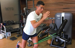 Ronaldo khoe đôi chân gân guốc khi tiếp tục tập luyện tại nhà