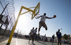 Tù nhân Mỹ thỏa mãn cơn khát bóng rổ thời COVID-19 bằng giỏ hoa quả và bìa các tông