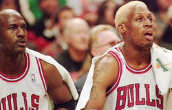 Trốn tập đi chơi, Dennis Rodman bị Michael Jordan tóm sống giữa lúc ... mây mưa