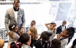 LeBron James tổ chức lễ tốt nghiệp trực tuyến cho học sinh Mỹ