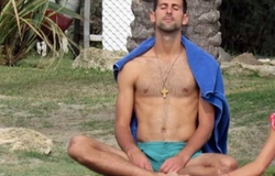 Djokovic bị chỉ trích do truyền bá "thuyết âm mưu nguy hiểm"