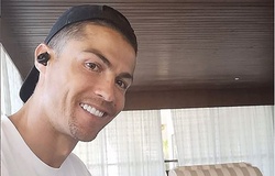 Ronaldo chia sẻ hình ảnh nuông chiều con cái khi trở lại Italia