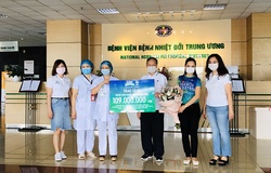 VPBank Hanoi Marathon ASEAN 2020 trao tặng 109 triệu đồng cho các y bác sĩ chống dịch COVID-19