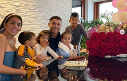 Bạn gái Ronaldo bán đấu giá áo có chữ ký CR7 làm từ thiện