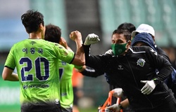 Đá giữa mùa dịch COVID-19, quê hương ông Park thắng to