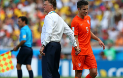 Van Persie bị ăn tát khi từ chối rời sân ở World Cup 2014