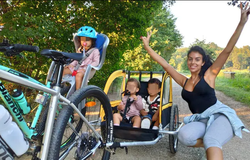 Hình ảnh Ronaldo thư giãn bằng đạp xe dã ngoại với vợ con 