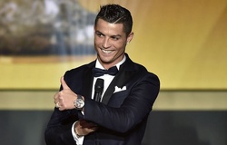 Ronaldo đánh bại Messi để trở thành cầu thủ tỷ đô đầu tiên