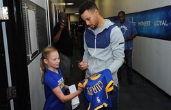 Tan chảy với cử chỉ phi thường của Steph Curry dành cho fan nhí
