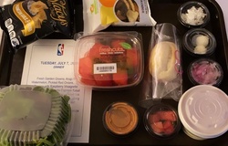 Cám cảnh bữa tối đạm bạc của sao NBA trong khu cách ly