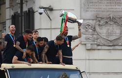 Các ngôi sao Italia diễu hành ăn mừng chức vô địch EURO trên xe buýt