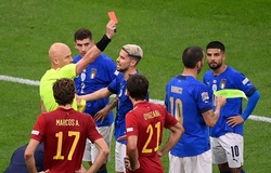Italia chấm dứt chuỗi bất bại dài nhất thế giới khi chơi 10 người
