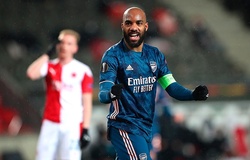 Lacazette quỳ gối thách thức trước khi lập cú đúp cho Arsenal