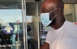 Lukaku cầm thứ gì của Chelsea khi rời phòng khám y tế ở Italia?