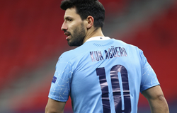 Aguero có thể gây sốc khi chuyển đến kình địch của Man City