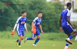 Phi Sơn chấn thương nhẹ, Công Phượng tươi tắn trên sân tập