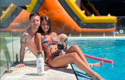 Hình ảnh Messi cùng vợ con thư giãn trong bể bơi ở quê nhà