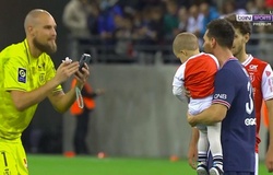 Messi chụp ảnh với con trai của thủ môn đối phương
