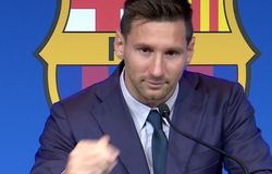 Messi nghẹn ngào trong cuộc họp báo chia tay Barcelona