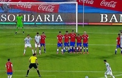 Xem Messi đá phạt hiểm hóc bị thủ môn Bravo cứu thua ngoạn mục