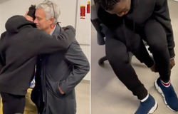 Afena-Gyan xúc động khi được Mourinho tặng đôi giày 800 euro