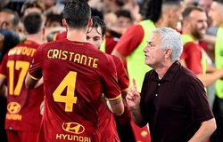 Mourinho như đứa trẻ 12 tuổi khi ăn mừng trận đấu thứ 1000