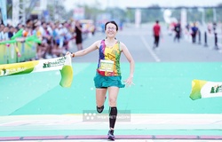 Cựu tuyển thủ dự SEA Games 31 Lê Văn Tuấn và nữ cán bộ Đạm Phú Mỹ vô địch chạy 42km Cà Mau Marathon 2023